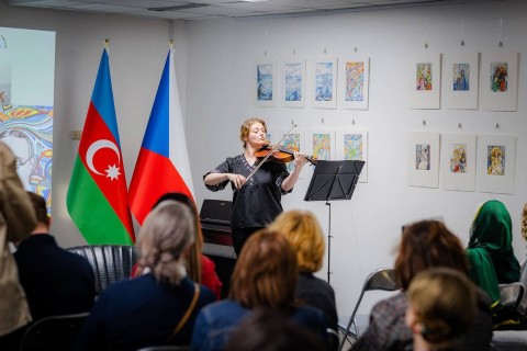 Slavnostní výstava k oslavě Dne nezávislosti Ázerbájdžánu a 140. výročí Uzeira Hadžibejliho: Margarita Kerimova-Sokolova představila „Poutníky umění“ v Praze