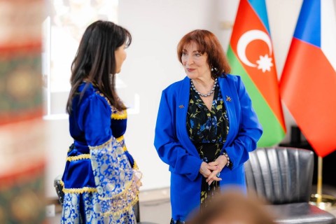 Slavnostní výstava k oslavě Dne nezávislosti Ázerbájdžánu a 140. výročí Uzeira Hadžibejliho: Margarita Kerimova-Sokolova představila „Poutníky umění“ v Praze