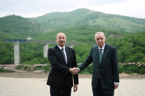 Ázerbájdžán, Turecko a Pákistán posilují strategické partnerství na summitu v Lačinu