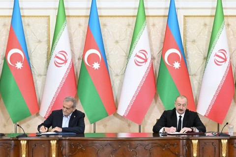 Alijev a Pezeškján telefonicky jednali o vztazích mezi oběma zeměmi