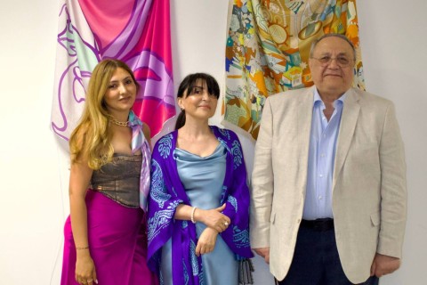V Praze byla zahájena výstava hedvábných šátků Sevil Art