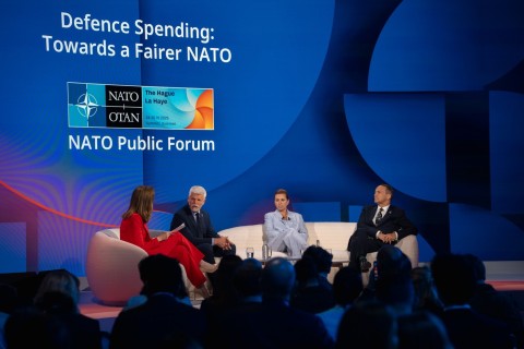 Česká delegace v čele s prezidentem Pavlem jednala na summitu NATO v Haagu
