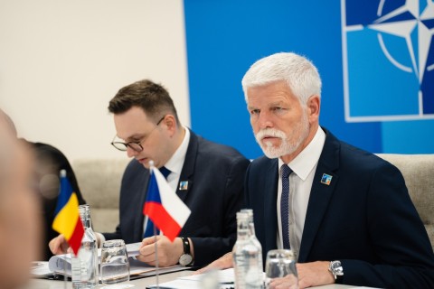 Česká delegace v čele s prezidentem Pavlem jednala na summitu NATO v Haagu