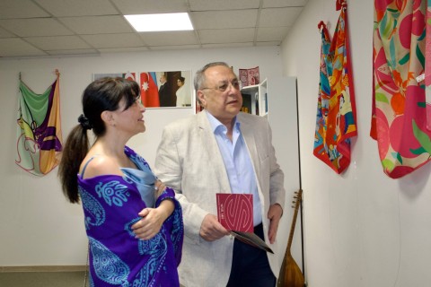 V Praze byla zahájena výstava hedvábných šátků Sevil Art