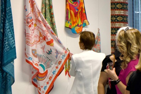 V Praze byla zahájena výstava hedvábných šátků Sevil Art