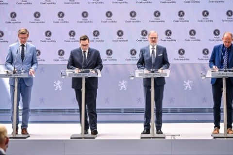 Vláda přidala na vnitrostátní sankční seznam další jméno a schválila navýšení služebních příjmů celníků a příslušníků Vězeňské služby a GIBS
