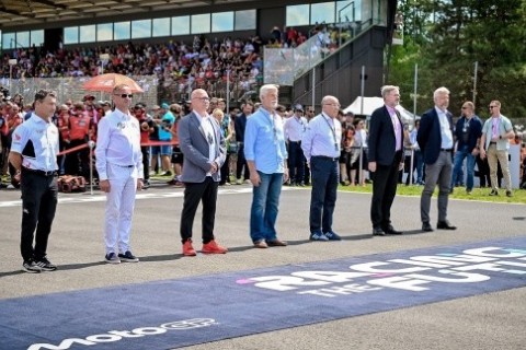 Premiér Fiala navštívil MotoGP. Ocenil, že se Velká cena vrátila do Brna