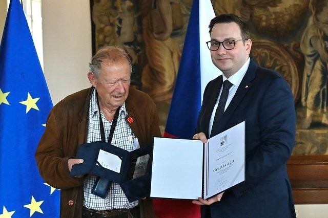 Ministr Lipavský předal Cenu Gratias agit Adamu Michnikovi