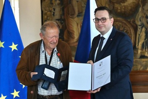 Ministr Lipavský předal Cenu Gratias agit Adamu Michnikovi