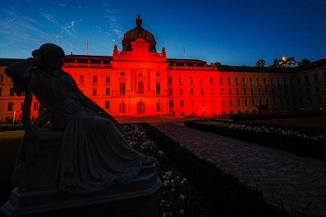 Červeně nasvícená Strakova akademie připomněla Světový den povědomí o Duchennově svalové dystrofii