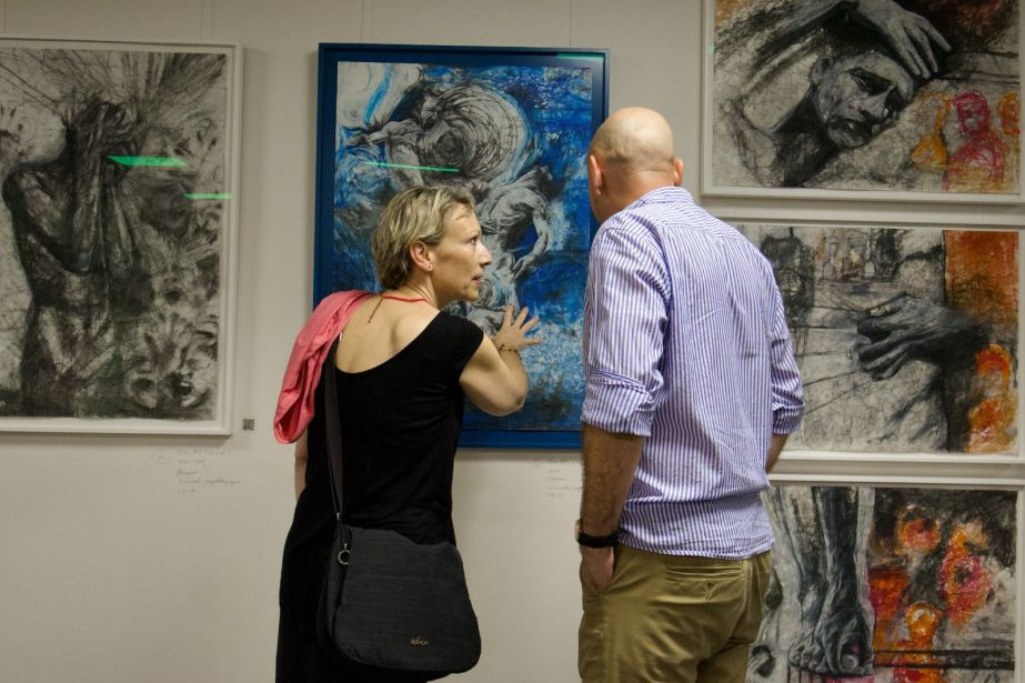 V Praze byla zahájena výstava obrazů našeho krajana s názvem „Kořeny“ – FOTO