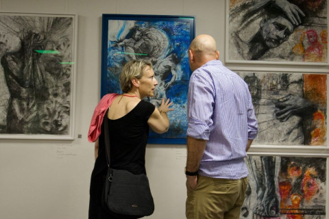 V Praze byla zahájena výstava obrazů našeho krajana s názvem „Kořeny“ – FOTO