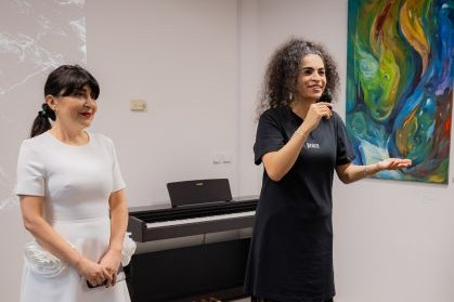 V Praze byla zahájena výstava obrazů našeho krajana s názvem „Kořeny“ – FOTO