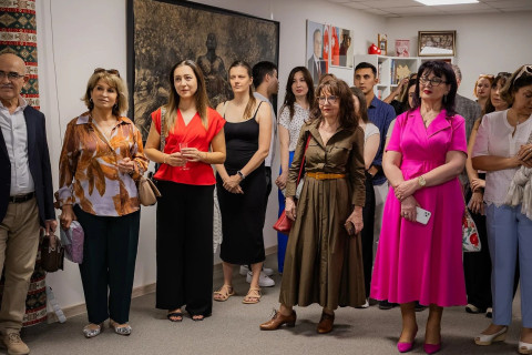 V Praze byla zahájena výstava obrazů našeho krajana s názvem „Kořeny“ – FOTO