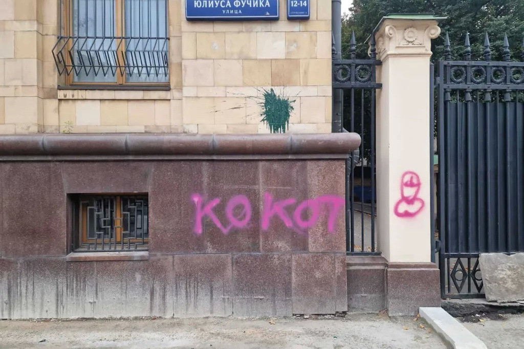 České velvyslanectví v Moskvě poničeno graffiti