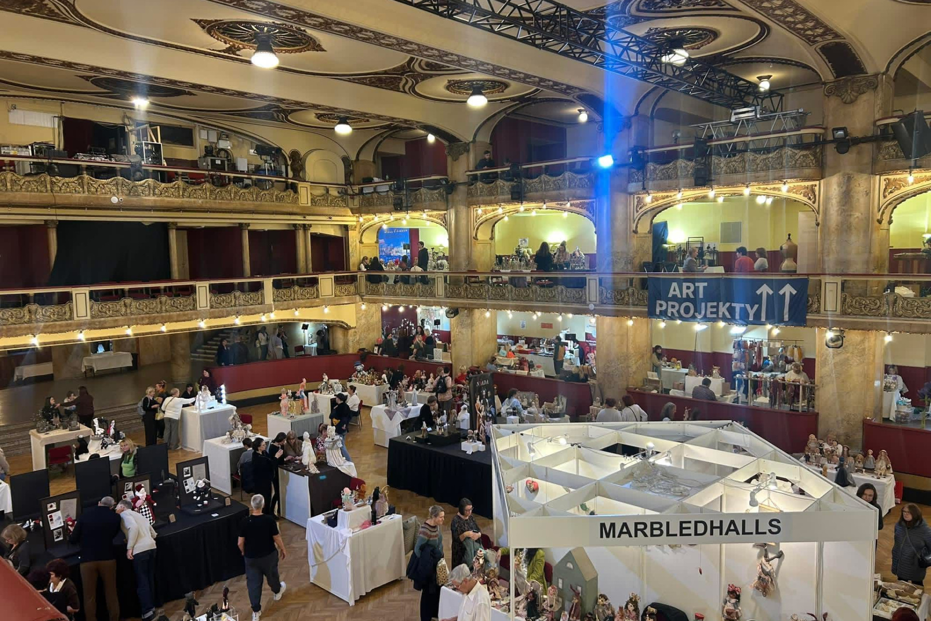 Díla ázerbájdžánské umělkyně byla v Praze vysoce oceněna