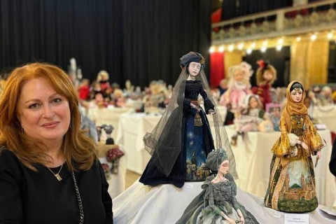 Díla ázerbájdžánské umělkyně byla v Praze vysoce oceněna