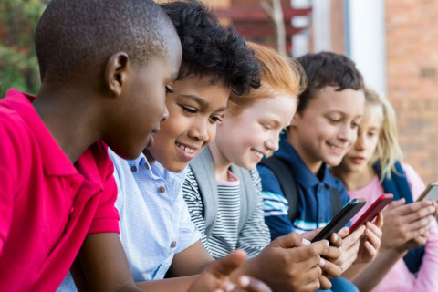 Průzkum ukázal, že každé páté dítě tráví na internetu více než pět hodin denně