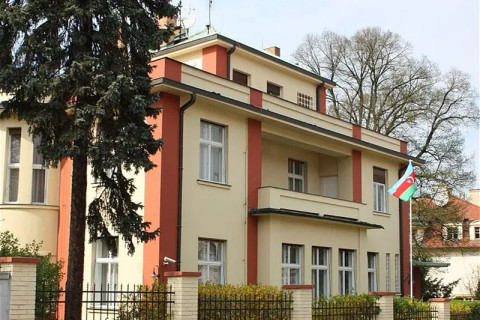 Velvyslanectví Ázerbájdžánu v Česku pozastavuje poskytování konzulárních služeb