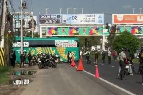 Autobus české reprezentace se cestou na trénink porouchal - VIDEO