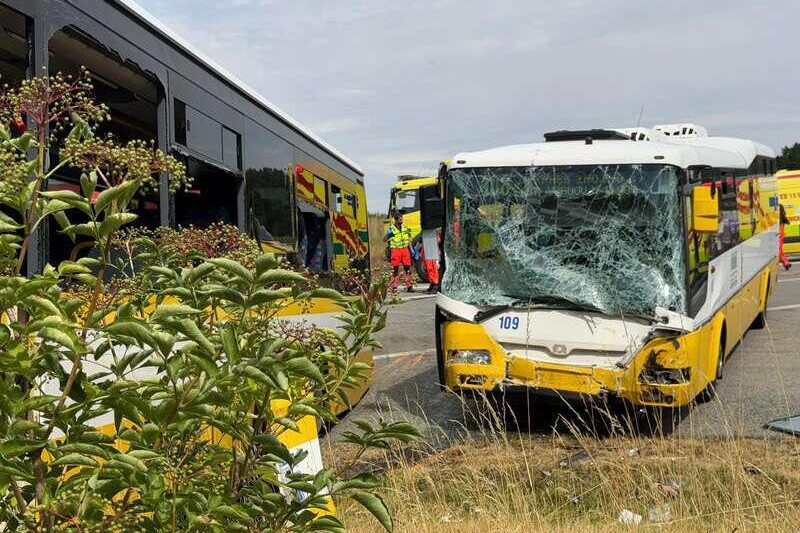 Vážná nehoda autobusů v Česku, desítky zraněných