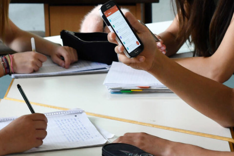 V Česku chtějí zakázat mobilní telefony ve školách