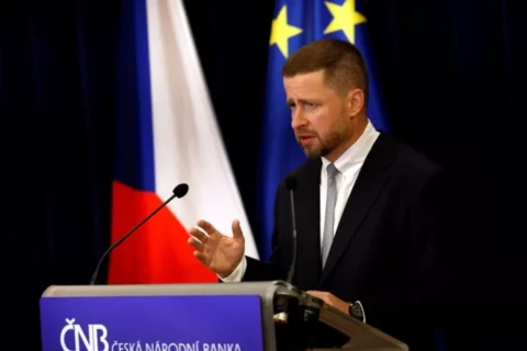 Guvernér České národní banky je proti rychlému přijetí eura