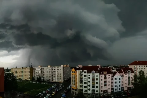 Desítky tisíc domácností v Česku zůstaly po silné bouři bez elektřiny