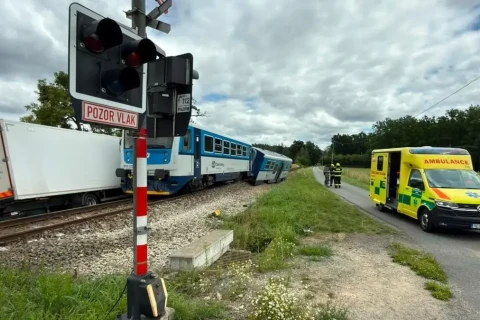 V Česku se na železničním přejezdu srazil vlak s nákladním vozidlem, čtyři lidé byli zraněni